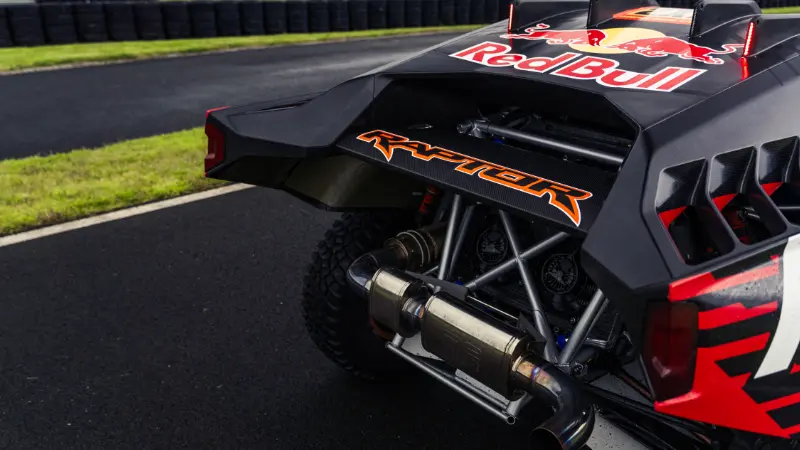 Zoom arrière du Ford Raptor T1+ illustrant sa robustesse et son design aérodynamique