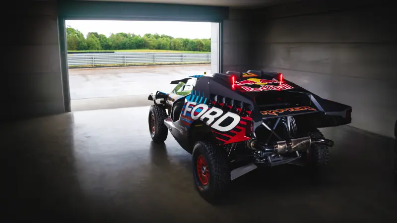 Vue arrière du Ford Raptor T1+ illustrant sa robustesse et son design aérodynamique