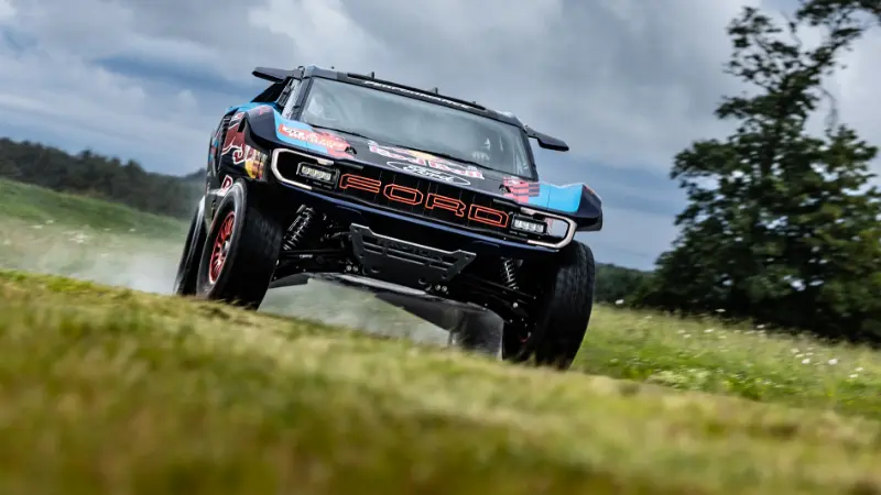 Ford Raptor T1+ capturé en pleine accélération sur un parcours de rallye