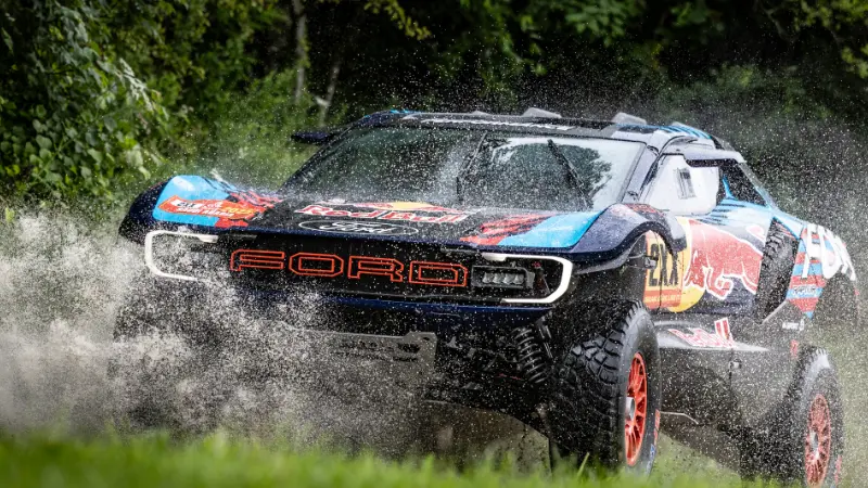 Ford Raptor T1+ parcourant des parcours extrêmes