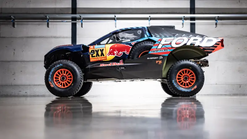 Vue de profil du Ford Raptor T1+ dans le garage d'exposition