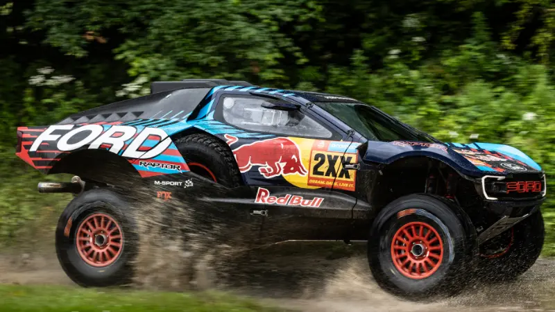 Vue de profil du Ford Raptor T1+ en compétition