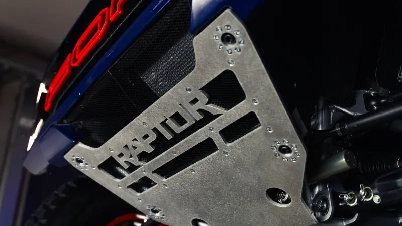 Gros plan le sigle Raptor du Ford Raptor T1+