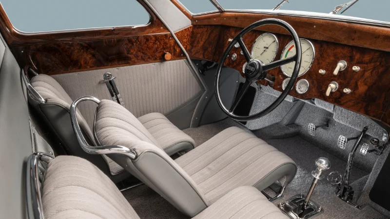 Intérieur luxueux de l'Auto Union Type 52 avec tableau de bord et sièges en cuir