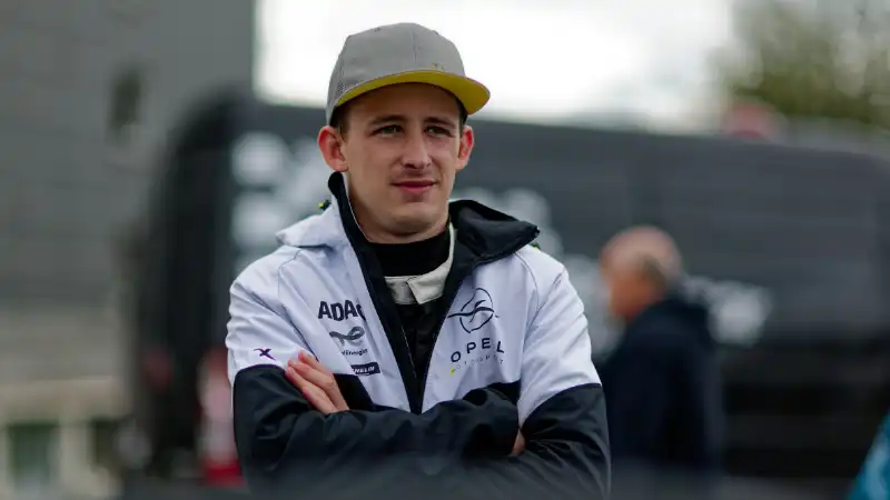 Luca Pröglhöf concentré avant de prendre le volant de l'Opel Corsa Electric à Weiz