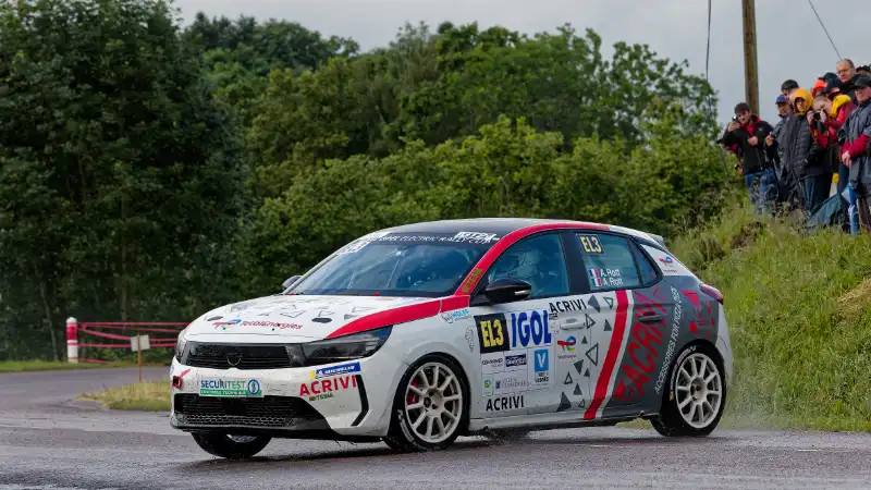 Vue latérale d'une Opel Corsa Electric lors du Rallye Weiz 2024