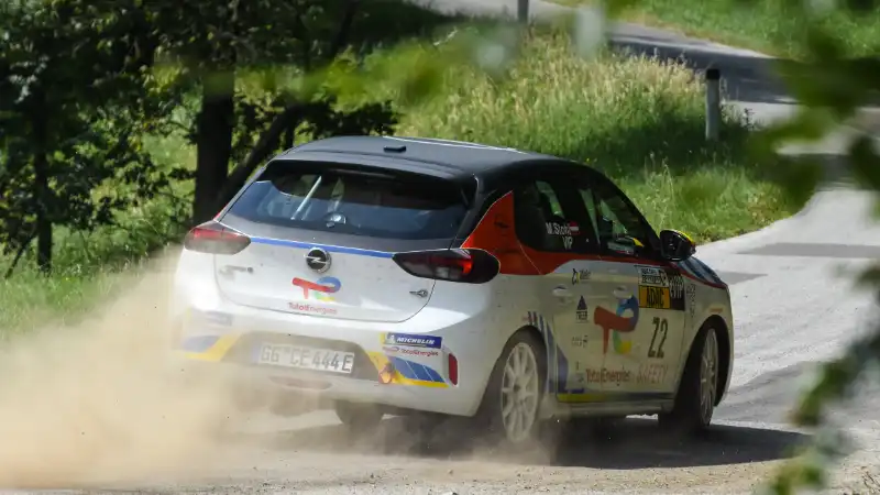 Dérapage de l'Opel Corsa Electric en action lors du Rallye Weiz 2024