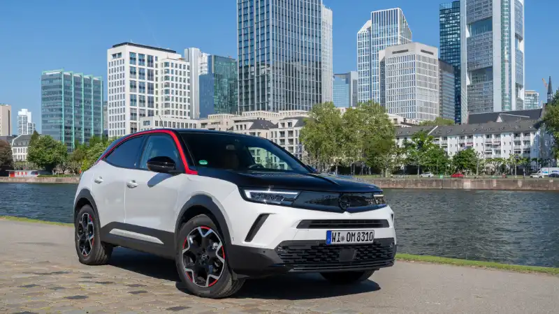 Vue latérale avant de l'Opel Mokka Hybride