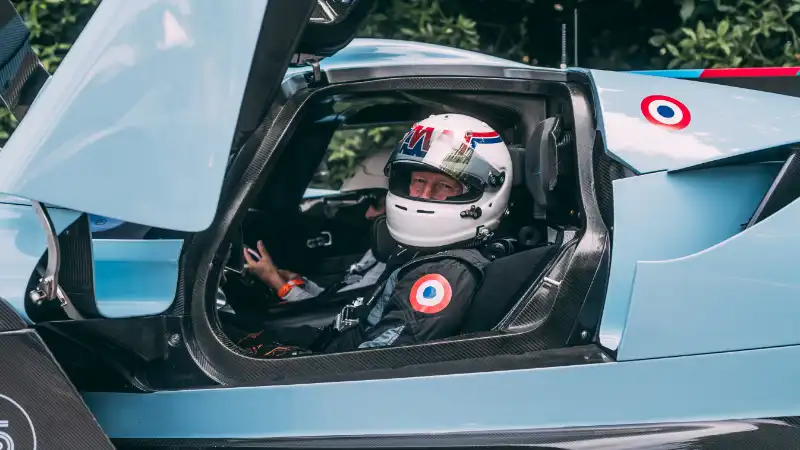 Pilote de la Bugatti Bolide au GoodWood Festival