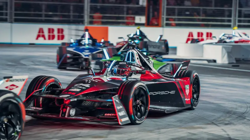 Pascal Wehrlein pilotant sa Porsche lors d'un E-Prix de Formule E