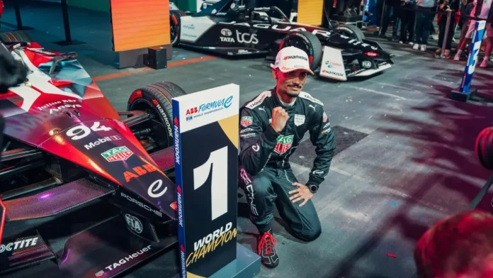 La Porsche de Wehrlein illuminée sous les projecteurs lors d'une course nocturne de Formule E