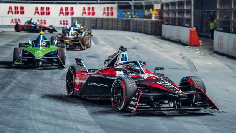 Vue rapprochée de Pascal Wehrlein concentré au volant de sa Porsche