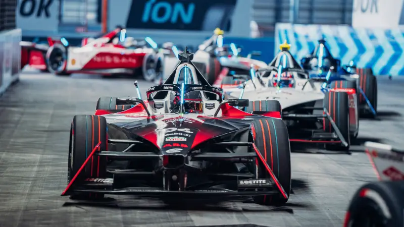 Vue dynamique de la Porsche de Wehrlein en compétition sur le circuit