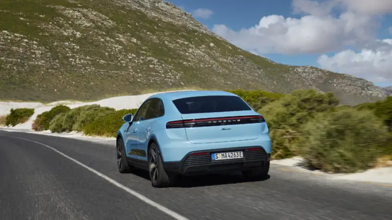 Vue arrière du Porsche Macan 2024