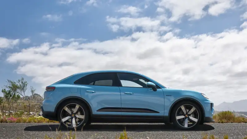 Vue latérale de l'extérieur du Porsche Macan 2024
