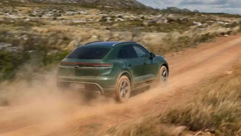 Porsche Macan 4S avec suspension pneumatique adaptative en mode tout-terrain