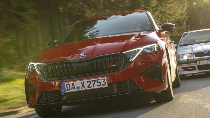 Vue extérieure de la Škoda Octavia RS 2024, finition rouge