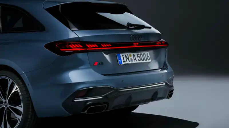 Vue latérale de l'Audi A5 montrant les feux OLED