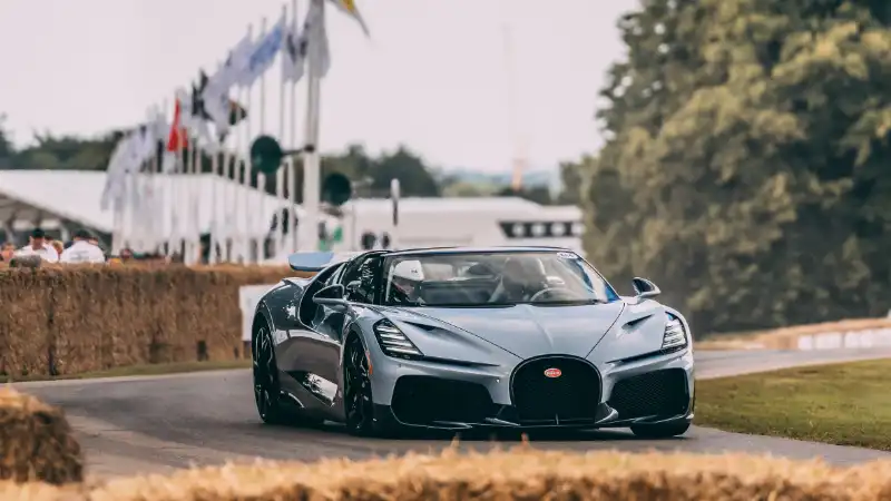 Vue avant de la Bugatti Mistral sur la piste du GoodWood Festival