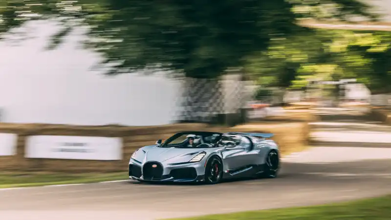 Vue latérale de la Bugatti Mistral sur la piste du GoodWood Festival